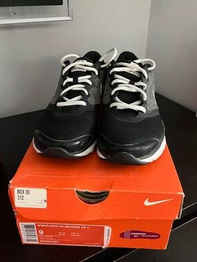 Nike In Season TR 4 Cross training shoe - Size 9 - slightly worn with box